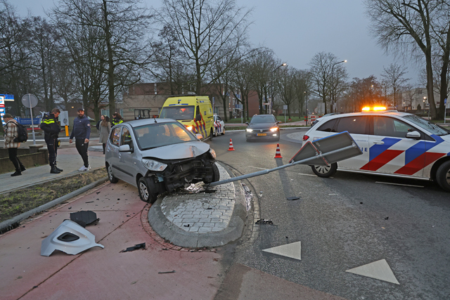 Ravage op rotonde na ongeval aan de Burg. Smeelelaan Waalwijk