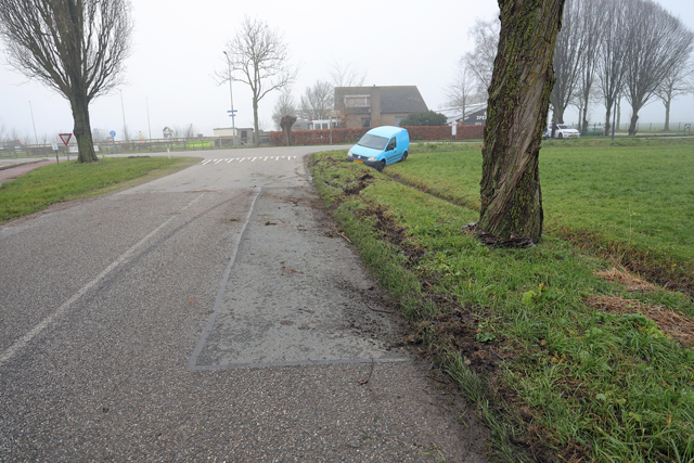Auto belandt in sloot aan de Blaasbalgweg Waalwijk