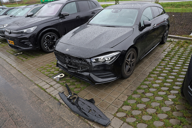 Twee auto’s botsen tegen elkaar tijdens proefrit aan de Van Andelstraat Waalwijk