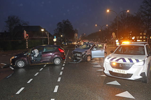 Twee auto’s botsen op elkaar op kruising aan de Noorder Parallelweg Waalwijk