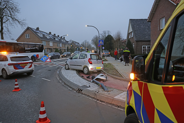 Ravage op rotonde na ongeval aan de Burg. Smeelelaan Waalwijk