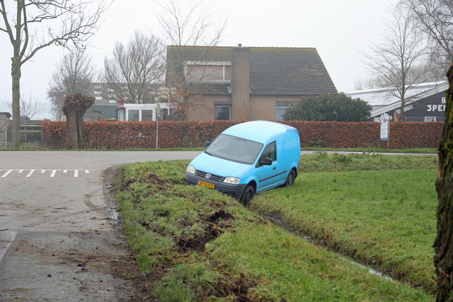 Auto belandt in sloot aan de Blaasbalgweg Waalwijk
