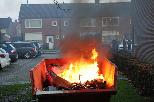 Brand in container aan de Van Berckenrodelaan Waalwijk