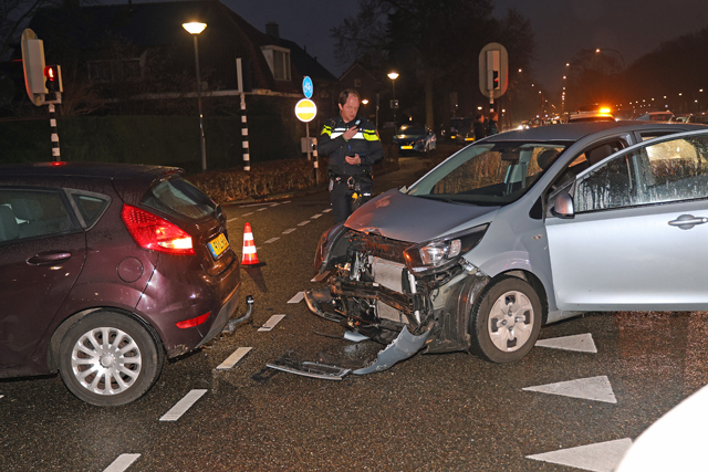 Twee auto’s botsen op elkaar op kruising aan de Noorder Parallelweg Waalwijk