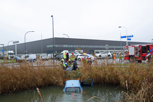 Bestuurder belandt met auto in de sloot bij aanrijding op kruising aan de Kloosterheulweg Waalwijk