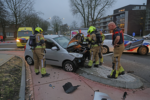 Ravage op rotonde na ongeval aan de Burg. Smeelelaan Waalwijk