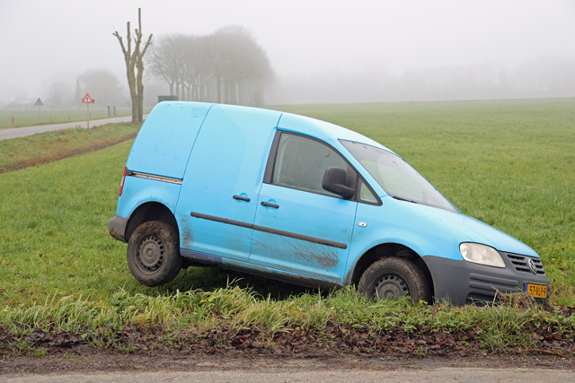 Auto belandt in sloot aan de Blaasbalgweg Waalwijk