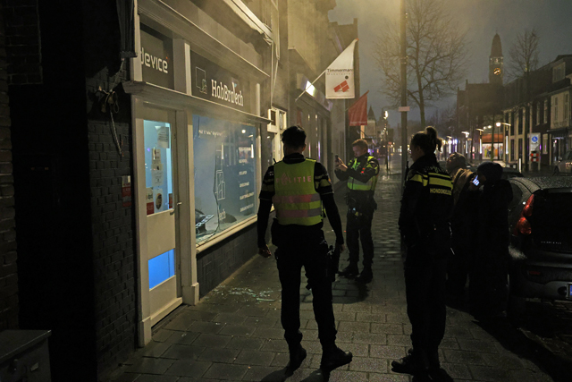 Inbreker(s) gaat er met telefoonhoesjes vandoor na inbraak aan de Stationsstraat Waalwijk