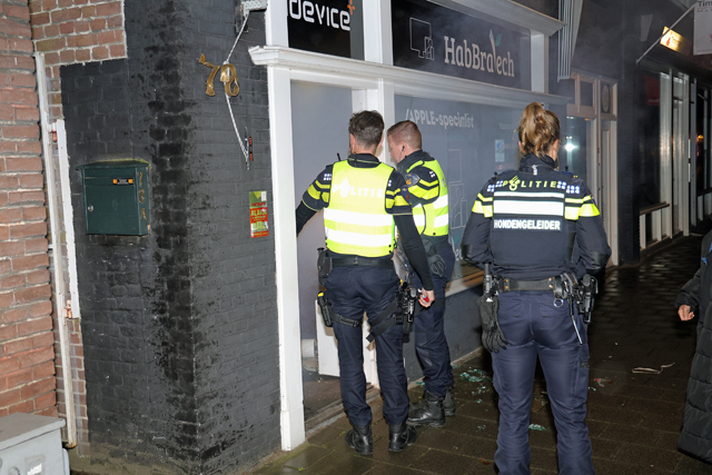 Inbreker(s) gaat er met telefoonhoesjes vandoor na inbraak aan de Stationsstraat Waalwijk