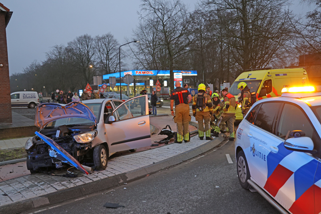 Ravage op rotonde na ongeval aan de Burg. Smeelelaan Waalwijk