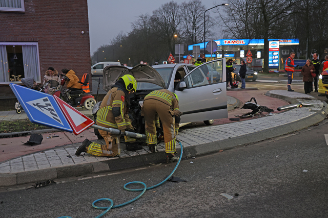 Ravage op rotonde na ongeval aan de Burg. Smeelelaan Waalwijk