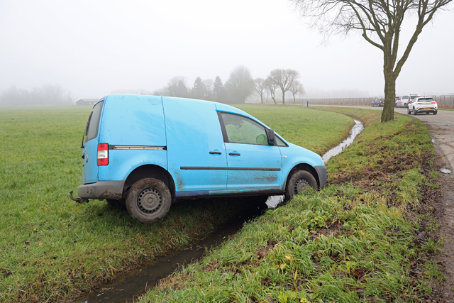 Auto belandt in sloot aan de Blaasbalgweg Waalwijk