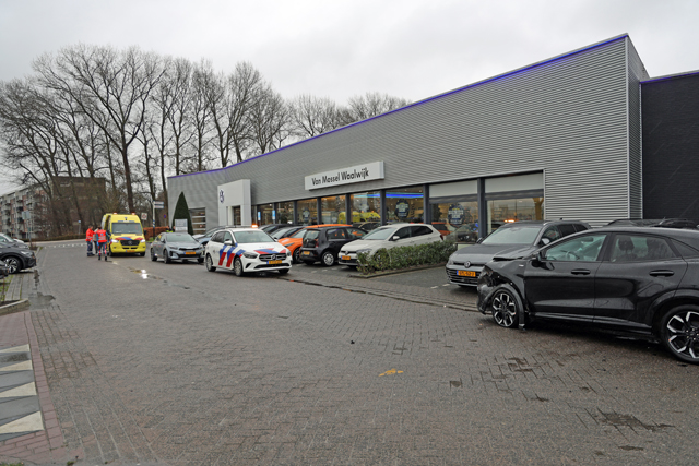 Twee auto’s botsen tegen elkaar tijdens proefrit aan de Van Andelstraat Waalwijk