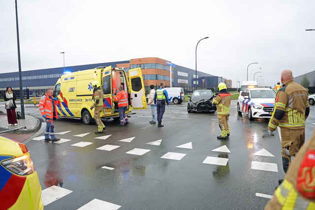 Bestuurder belandt met auto in de sloot bij aanrijding op kruising aan de Kloosterheulweg Waalwijk