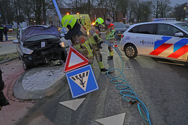 Ravage op rotonde na ongeval aan de Burg. Smeelelaan Waalwijk