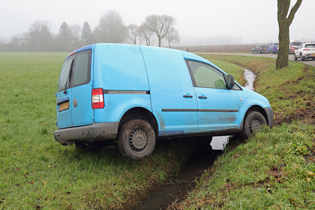 Auto belandt in sloot aan de Blaasbalgweg Waalwijk
