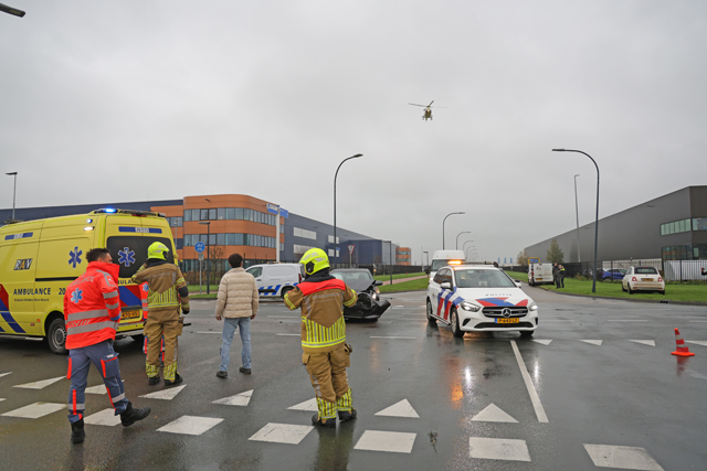 Bestuurder belandt met auto in de sloot bij aanrijding op kruising aan de Kloosterheulweg Waalwijk