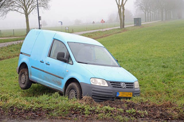 Auto belandt in sloot aan de Blaasbalgweg Waalwijk