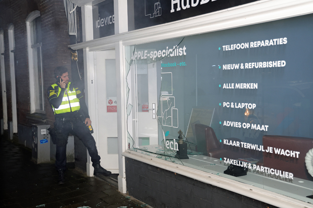 Inbreker(s) gaat er met telefoonhoesjes vandoor na inbraak aan de Stationsstraat Waalwijk
