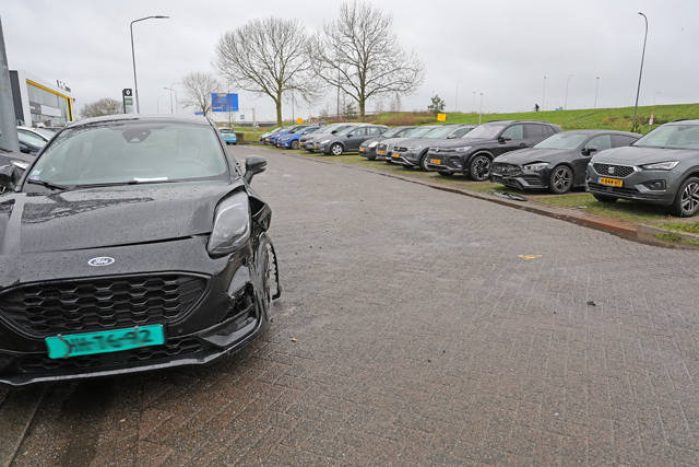 Twee auto’s botsen tegen elkaar tijdens proefrit aan de Van Andelstraat Waalwijk