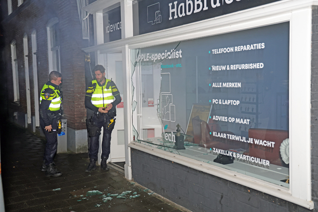 Inbreker(s) gaat er met telefoonhoesjes vandoor na inbraak aan de Stationsstraat Waalwijk