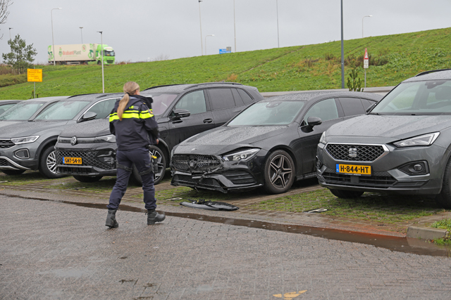 Twee auto’s botsen tegen elkaar tijdens proefrit aan de Van Andelstraat Waalwijk