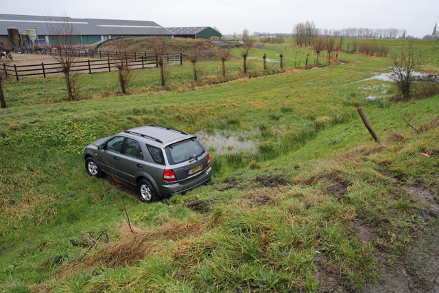 Auto rijdt van talud af na botsing aan de Valkenvoortweg Waalwijk