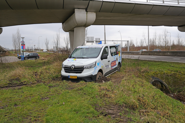 Automobilist neemt verkeerde afslag en komt vast te zitten met auto langs de Midden-Brabantweg Waalwijk