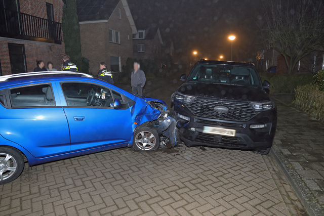 Bestuurster wordt onwel en botst tegen geparkeerde auto aan de Hugo Verrieststraat Waalwijk
