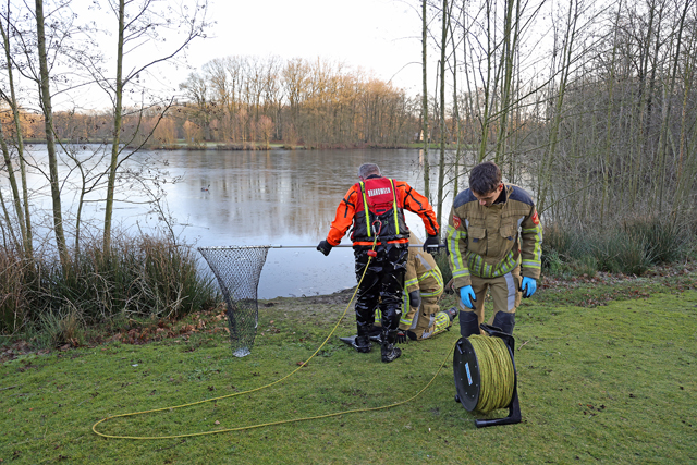 Brandweer redt gewonde eend van het ijs aan de Hoefsvenlaan Waalwijk