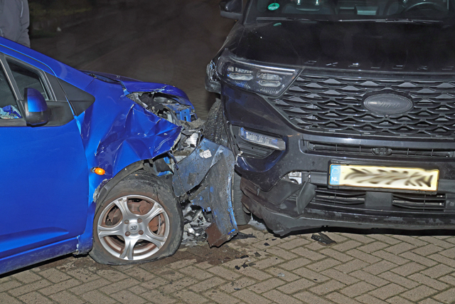 Bestuurster wordt onwel en botst tegen geparkeerde auto aan de Hugo Verrieststraat Waalwijk