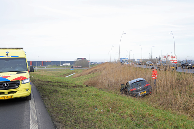Bestuurder raakt gewond bij ongeval op de Midden-Brabantweg Waalwijk