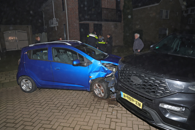 Bestuurster wordt onwel en botst tegen geparkeerde auto aan de Hugo Verrieststraat Waalwijk