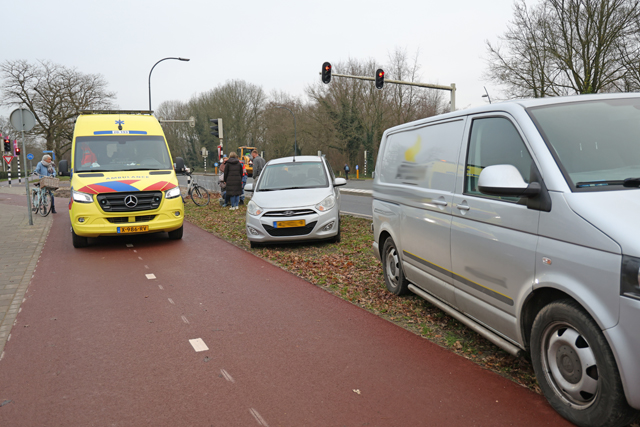 Bestuurder rijdt door rood en raakt fietser aan de Drunenseweg Waalwijk