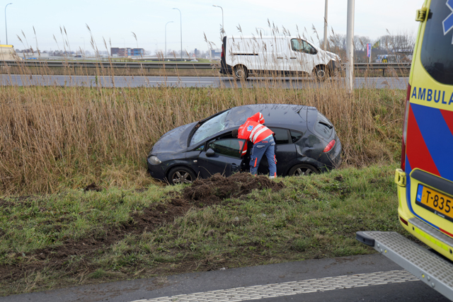 Bestuurder raakt gewond bij ongeval op de Midden-Brabantweg Waalwijk