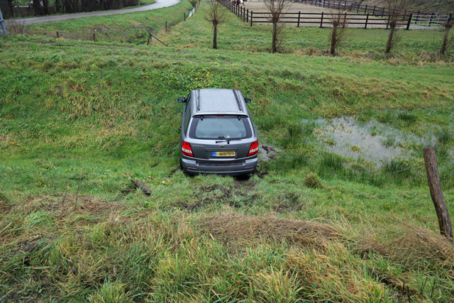 Auto rijdt van talud af na botsing aan de Valkenvoortweg Waalwijk