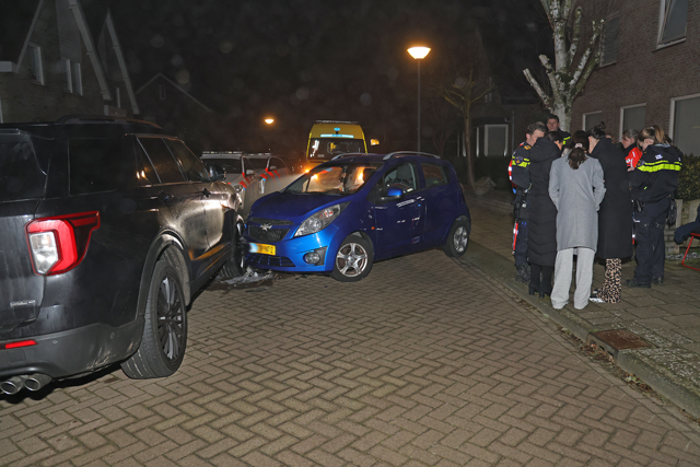 Bestuurster wordt onwel en botst tegen geparkeerde auto aan de Hugo Verrieststraat Waalwijk