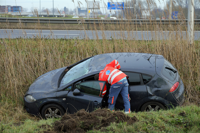 Bestuurder raakt gewond bij ongeval op de Midden-Brabantweg Waalwijk