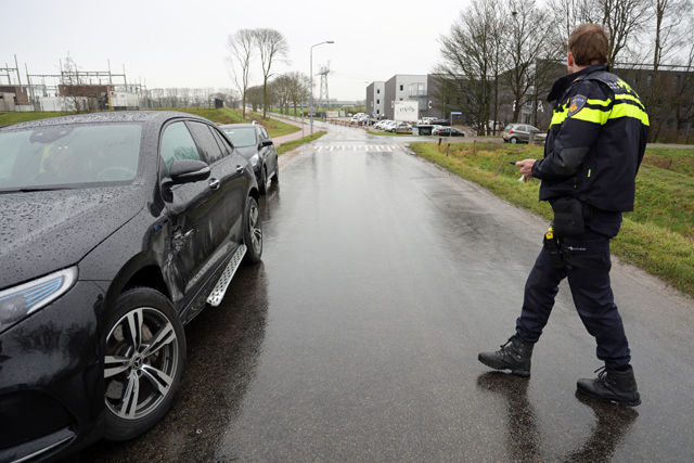 Auto rijdt van talud af na botsing aan de Valkenvoortweg Waalwijk