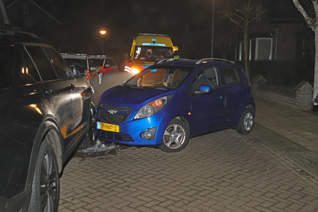 Bestuurster wordt onwel en botst tegen geparkeerde auto aan de Hugo Verrieststraat Waalwijk