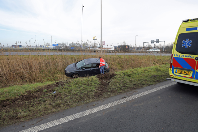 Bestuurder raakt gewond bij ongeval op de Midden-Brabantweg Waalwijk
