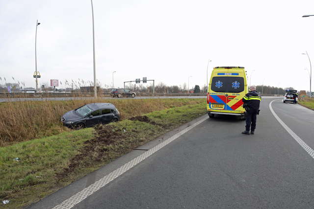 Bestuurder raakt gewond bij ongeval op de Midden-Brabantweg Waalwijk