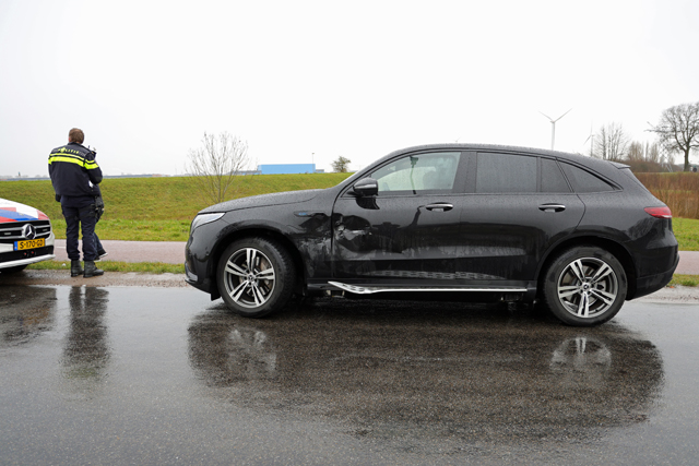 Auto rijdt van talud af na botsing aan de Valkenvoortweg Waalwijk