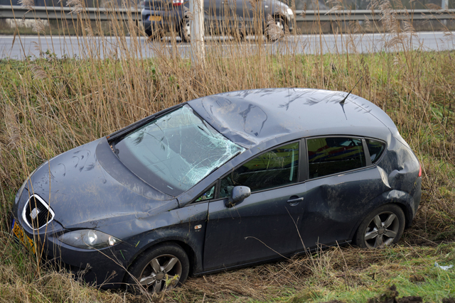 Bestuurder raakt gewond bij ongeval op de Midden-Brabantweg Waalwijk