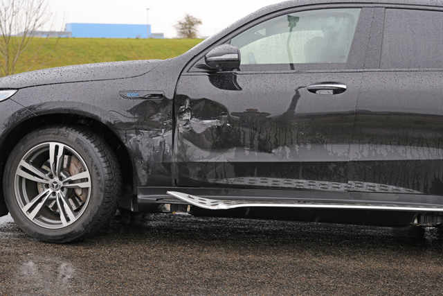 Auto rijdt van talud af na botsing aan de Valkenvoortweg Waalwijk