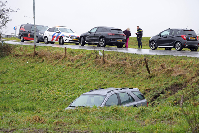 Auto rijdt van talud af na botsing aan de Valkenvoortweg Waalwijk