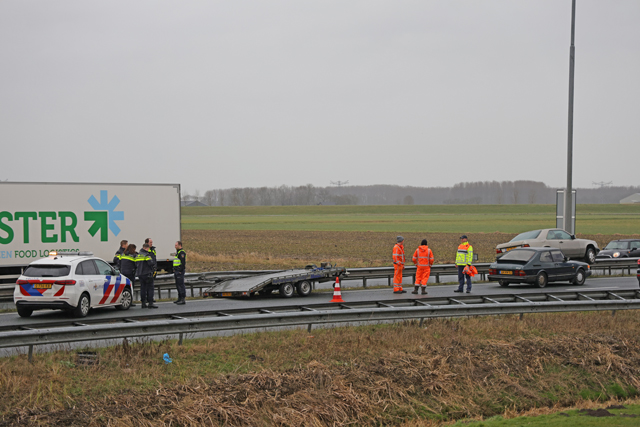 Auto vliegt van autotransporter af en belandt op de vangrail op de A59 (Maasroute) Waalwijk