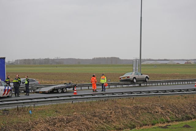 Auto vliegt van autotransporter af en belandt op de vangrail op de A59 (Maasroute) Waalwijk