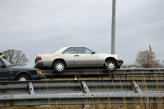 Auto vliegt van autotransporter af en belandt op de vangrail op de A59 (Maasroute) Waalwijk