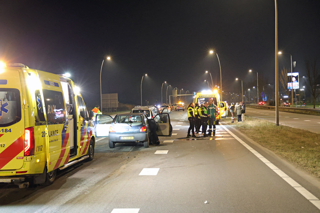 Dertien personen betrokken bij ongeval op de Midden-Brabantweg Waalwijk